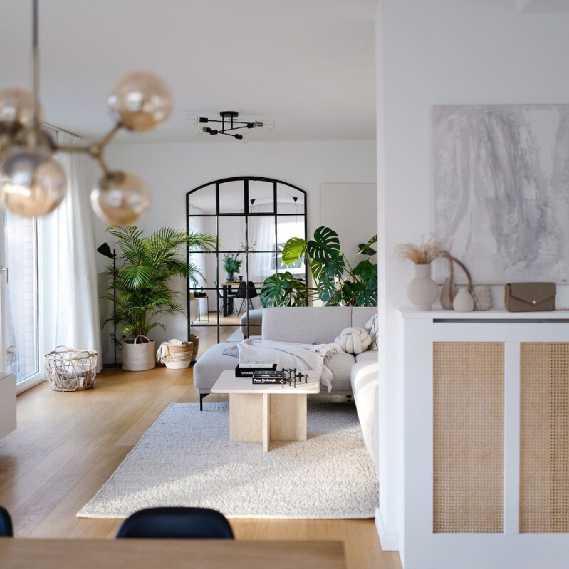 Jasno urządzony salon