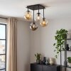 Lampa sufitowa Gastor z 4 szklanymi kloszami kulistymi nad stołem jadalnym