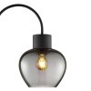 Brilliant lampa podłogowa Ligari, wygięte ramię, przydymiony klosz kroplowy, obok sofy