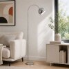 Brilliant Leuchten łukowa lampa podłogowa Helen, chromowany półkulisty klosz obok sofy